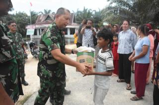 Danrem 031 Wira Bima Brigjen TNI Dany Rakca memberikan bantuan sembako pada warga yang terdampak ban